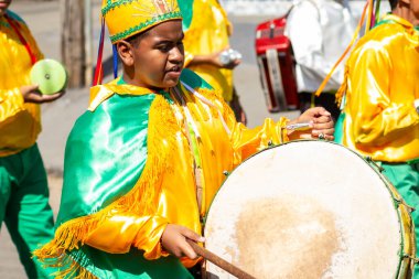 Sarı elbiseli ve şapkalı bir çocuk, Kongadas sırasında Angola ve Kongo 'daki kabile geleneklerinin öğeleriyle dolu dini bir festival düzenledi..