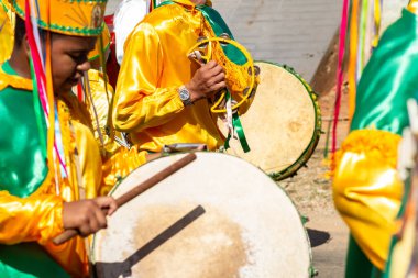 Kongadas de Goiania geçit töreninde, sarı giyinmiş bazı şenlikçiler performans sergiliyor..