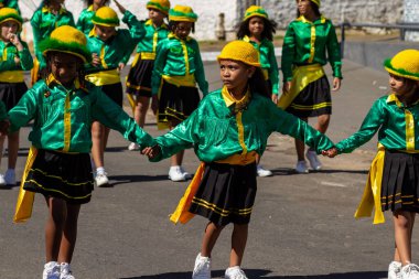 Kongadas de Goiania sırasında, yeşil giyimli bir grup çocuk, Afrikalı-Brezilyalı kültürel ve dini bir tezahür..
