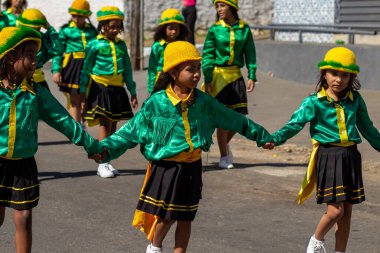 Kongadas de Goiania sırasında, yeşil giyimli bir grup çocuk, Afrikalı-Brezilyalı kültürel ve dini bir tezahür..