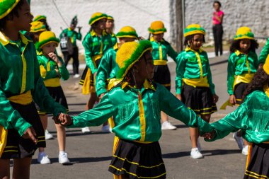 Kongadas de Goiania sırasında, yeşil giyimli bir grup çocuk, Afrikalı-Brezilyalı kültürel ve dini bir tezahür..