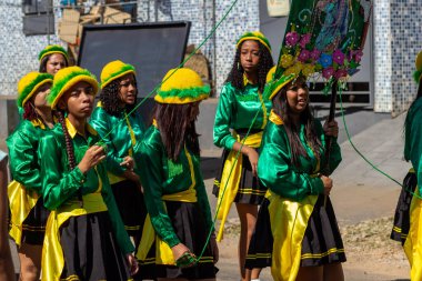  Yeşil elbiseli bir grup kız, Goiania 'daki Kongadas bayrağı taşıyorlar. Afro-Brezilya kültürel ve dini bir etkinlik..