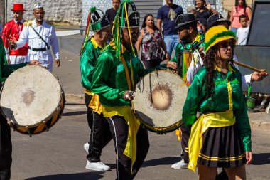 Angola ve Kongo 'dan gelen kabile geleneklerinin unsurlarının yer aldığı bir dini festival olan Kongadas sırasında davul çalan ve yeşil giyen şenliklerden oluşan bir grup..
