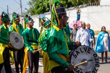 Angola ve Kongo 'nun kabile geleneklerinin unsurlarının yer aldığı dini bir festival olan Kongadas zamanında yeşil giyinmiş bir grup şenlik..