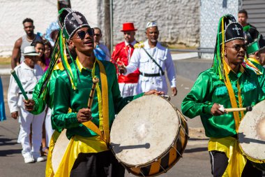 Angola ve Kongo 'dan gelen kabile geleneklerinin unsurlarının yer aldığı bir dini festival olan Kongadas sırasında davul çalan ve yeşil giyen şenliklerden oluşan bir grup..