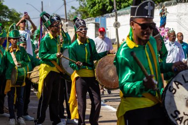 Angola ve Kongo 'dan gelen kabile geleneklerinin unsurlarının yer aldığı bir dini festival olan Kongadas sırasında davul çalan ve yeşil giyen şenliklerden oluşan bir grup..