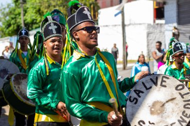 Angola ve Kongo 'dan gelen kabile geleneklerinin unsurlarının yer aldığı bir dini festival olan Kongadas sırasında davul çalan ve yeşil giyen şenliklerden oluşan bir grup..