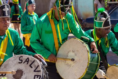 Angola ve Kongo 'dan gelen kabile geleneklerinin unsurlarının yer aldığı bir dini festival olan Kongadas sırasında davul çalan ve yeşil giyen şenliklerden oluşan bir grup..