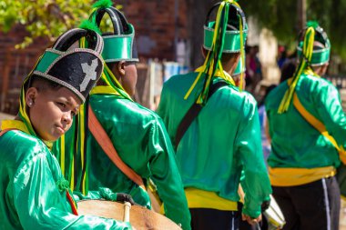 Angola ve Kongo 'nun kabile geleneklerinin unsurlarının yer aldığı dini bir festival olan Kongadas zamanında yeşil giyinmiş bir grup şenlik..