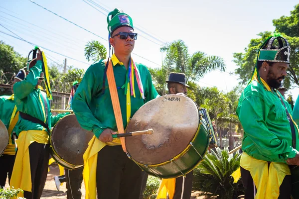 Некоторые Зрители Одетые Зеленое Играют Ударных Инструментах Время Парада Конгадас — стоковое фото