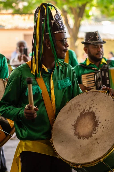 Angola ve Kongo 'dan gelen kabile geleneklerinin unsurlarının yer aldığı bir dini festival olan Kongadas sırasında davul çalan ve yeşil giyen şenliklerden oluşan bir grup..