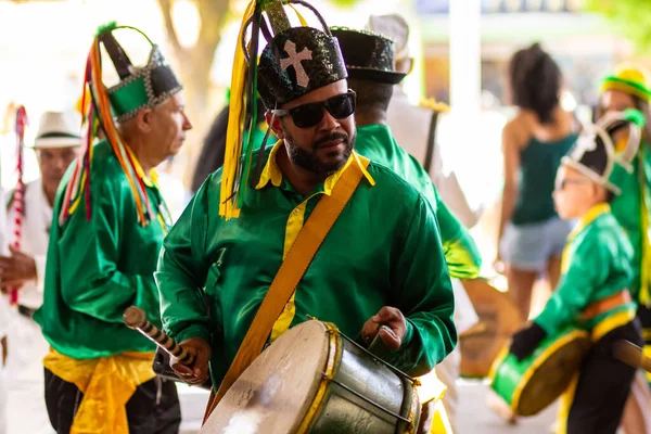 在戈亚尼亚大游行期间 一些狂欢者穿着绿色衣服 — 图库照片