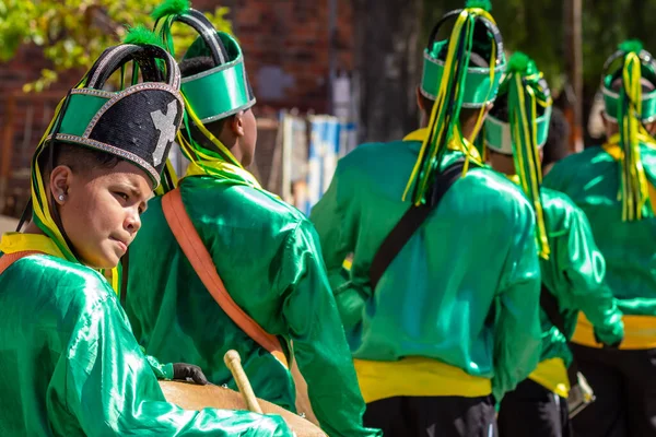 Angola ve Kongo 'nun kabile geleneklerinin unsurlarının yer aldığı dini bir festival olan Kongadas zamanında yeşil giyinmiş bir grup şenlik..