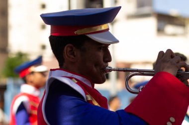 7 Eylül 'deki Brezilya Bağımsızlık Günü' nde askeri geçit töreninde rüzgâr enstrümanı çalan bir çocuk..