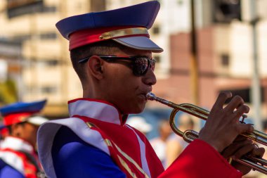 7 Eylül 'deki Brezilya Bağımsızlık Günü' nde askeri geçit töreninde rüzgâr enstrümanı çalan bir çocuk..