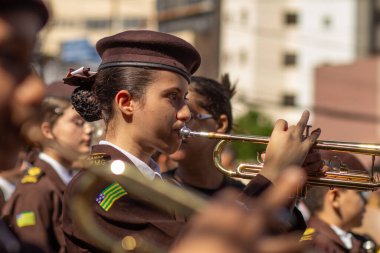 Brezilya 'nın bağımsızlık gününde bir grupta trompet çalan üniformalı bir kız..
