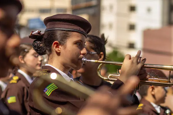 Brezilya 'nın bağımsızlık gününde bir grupta trompet çalan üniformalı bir kız..
