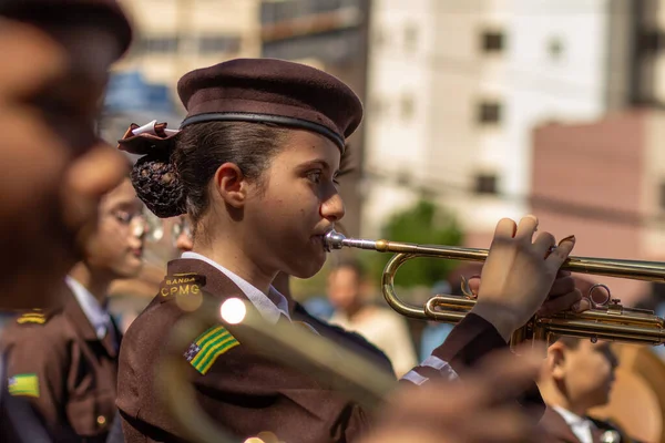 Brezilya 'nın bağımsızlık gününde bir grupta trompet çalan üniformalı bir kız..