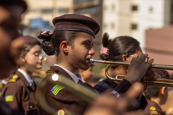 Brezilya 'nın bağımsızlık gününde bir grupta trompet çalan üniformalı bir kız..