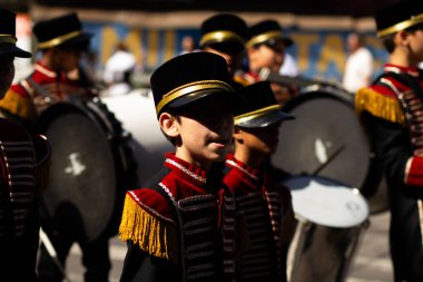 Bir grup genç, Brezilya 'nın Bağımsızlık Günü geçit töreni sırasında bir grupta üniforma giymişti..