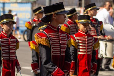 Bir grup genç, Brezilya 'nın Bağımsızlık Günü geçit töreni sırasında bir grupta üniforma giymişti..