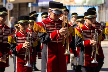 Brezilya Bağımsızlık Günü geçit töreninde trompet taşıyan bir grup genç insan..