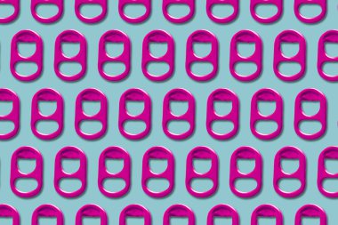 Mavi arka planı olan pembe alüminyum mühürler. Geri dönüşümlü malzeme.