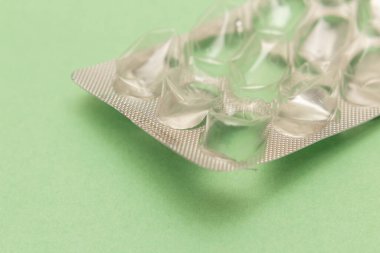  Yeşil yüzeyde tabletsiz plastik ve alüminyum su toplamasının ayrıntıları.