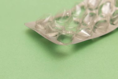  Yeşil yüzeyde tabletsiz plastik ve alüminyum su toplamasının ayrıntıları.