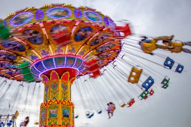 Lunaparkta bir tur, birkaç kişiyle. Fotoğraf makinesi ile düşük hızda çekilmiş..