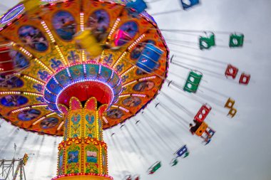 Lunaparkta bir tur, birkaç kişiyle. Fotoğraf makinesi ile düşük hızda çekilmiş..