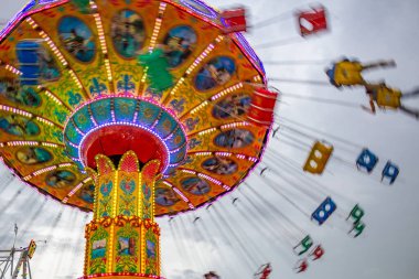 Lunaparkta bir tur, birkaç kişiyle. Fotoğraf makinesi ile düşük hızda çekilmiş..