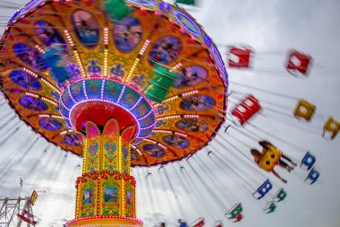 Lunaparkta bir tur, birkaç kişiyle. Fotoğraf makinesi ile düşük hızda çekilmiş..