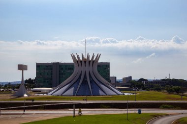 Katedral ve az bulutlu mavi gökyüzü ile Braslia kentsel manzarası.