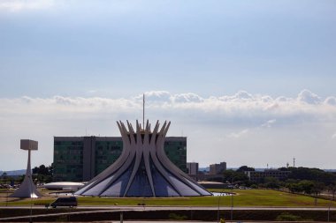  Katedral ve az bulutlu mavi gökyüzü ile Braslia kentsel manzarası.