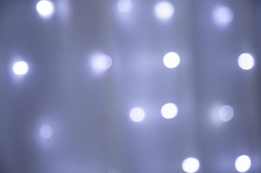 Beyaz ışıklar açık, bokeh 'te, üzerinde şeffaf bir boşluk perdesi var..