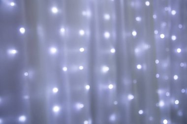 Beyaz ışıklar açık, bokeh 'te, üzerinde şeffaf bir boşluk perdesi var..