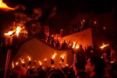  Fogareu Geçit Töreni sırasında, Goias şehrinde gerçekleşen dini festival sırasında birkaç inananın elinde meşale vardı..
