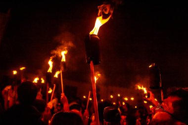  Fogareu Geçit Töreni sırasında, Goias şehrinde gerçekleşen dini festival sırasında birkaç inananın elinde meşale vardı..
