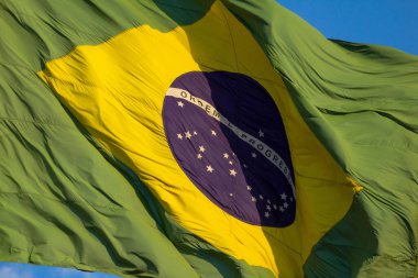 Süper yakın plan Bandeira do Brasil tremulando ao vento.