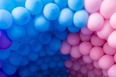 Parti dekorasyonu için geniş renkli balon düzeninin ayrıntıları.