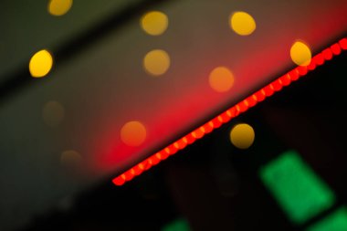  Şenlikli Bokeh ışıkları süslemesi. Arka plan için odak ışıkları kapalı. Noel süslemesi.