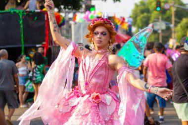 Goiania şehrindeki LGBT Onur Yürüyüşü sırasında sokakta dans eden, pembeli bir trans kadın..