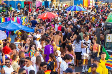 Goiania şehrindeki LGBT Onur Yürüyüşü sırasında sokakta dans eden bir kalabalık..