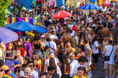 Goiania şehrindeki LGBT Onur Yürüyüşü sırasında sokakta dans eden bir kalabalık..