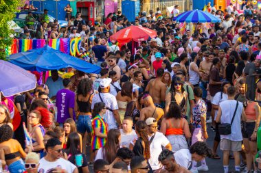 Goiania şehrindeki LGBT Onur Yürüyüşü sırasında sokakta dans eden bir kalabalık..