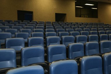 Tiyatroda boş koltuklar var..