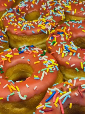  Üzerinde çeşitli renkler serpiştirilmiş çikolatayla süslenmiş donutlar. Satılık..