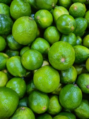 Bir grup olgun limon birlikte satılığa çıkarıldı..