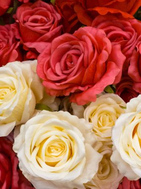 Mağazalarda satışa sunulan bazı yapay kırmızı ve sarı gülleri kapatın..